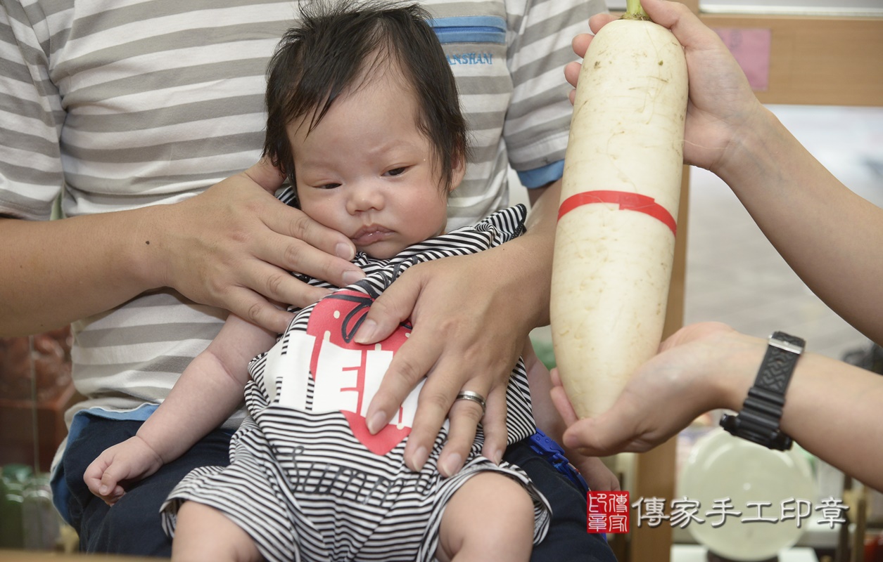 剃胎毛、滿月剃頭、嬰兒剃頭、嬰兒理髮、嬰兒剃髮、嬰兒剃胎毛、嬰兒滿月剃頭、寶寶剃頭、剃胎毛儀式、剃胎毛吉祥話、滿月剃頭儀式、滿月剃頭吉祥話、寶寶剃胎毛、寶寶滿月剃頭理髮、 新北市永和區剃胎毛、新北市永和區滿月剃頭、新北市永和區嬰兒剃頭剃胎毛、新北市永和區嬰兒理髮、新北市嬰兒剃髮、 蕭寶寶(新北市永和區嬰兒寶寶滿月剃頭理髮、嬰兒剃胎毛儀式吉祥話)。中國風會場，爸媽寶貝穿「日中韓」古裝禮服。專業拍照、DVD光碟、證書。★購買「臍帶章、肚臍章、胎毛筆刷印章」贈送：剃頭、收涎、抓周，三選一。2021.08.08照片24