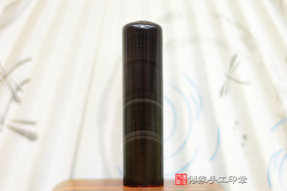 半手工噴砂印章：炫彩黑曜石開運印章實際成品、印章作品分享、炫彩黑曜石印章材質介紹。（銀行印鑑，一圓一方），傳家印章桃園店。2021.09.12