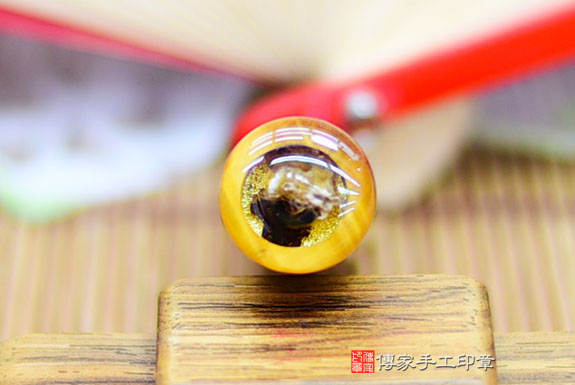 全手工噴砂印章：黃虎眼石臍帶章實際成品、印章作品分享、黃虎眼石印章材質介紹。（臍帶印章、肚臍章、肚臍印章，胎毛印章，一圓一方）傳家手工印章桃園店。2021.09.14