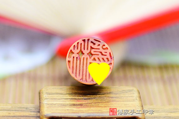 全手工噴砂印章:黃虎眼石臍帶章實際成品、印章作品分享、黃虎眼石印章材質介紹。(臍帶印章、肚臍章、肚臍印章,胎毛印章,一圓一方)傳家手工印章桃園店。2021.09.14 全手工噴砂印章:黃虎眼石臍帶章實際成品、印章作品分享、黃虎眼石印章材質介紹。(臍帶印章、肚臍章、肚臍印章,胎毛印章,一圓一方)傳家手工印章桃園店。2021.09.14