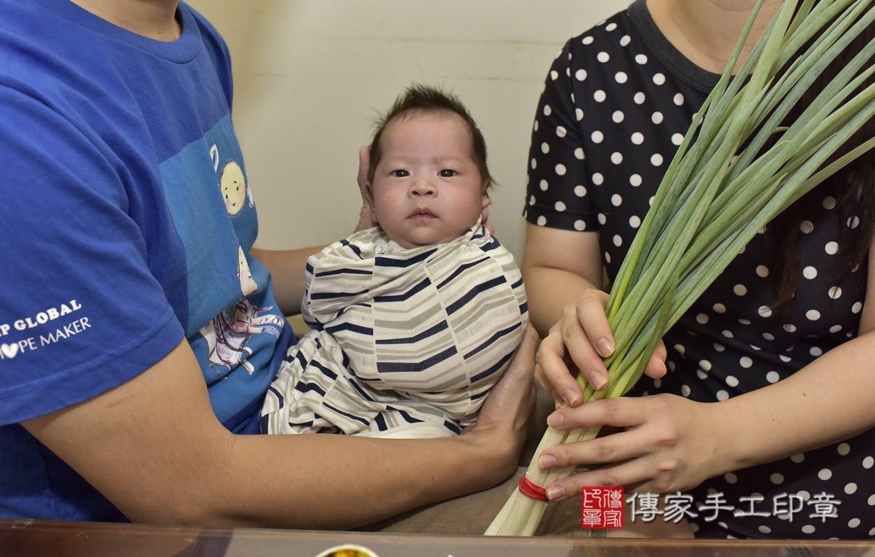 剃胎毛、滿月剃頭、嬰兒剃頭、嬰兒理髮、嬰兒剃髮、嬰兒剃胎毛、嬰兒滿月剃頭、林寶寶剃頭、剃胎毛儀式、剃胎毛吉祥話、滿月剃頭儀式、滿月剃頭吉祥話、林寶寶剃胎毛、林寶寶滿月剃頭理髮、 新北市新莊區剃胎毛、新北市新莊區滿月剃頭、新北市新莊區嬰兒剃頭剃胎毛、新北市新莊區嬰兒理髮、新北市嬰兒剃髮、 林寶寶(新北市新莊區到府嬰兒林寶寶滿月剃頭理髮、到府嬰兒剃胎毛儀式吉祥話)。到府剃頭剃胎毛主持、專業拍照、DVD光碟、證書。★購買「臍帶章、肚臍章、胎毛筆刷印章」贈送：剃頭、收涎、抓周，三選一。2021.07.27照片21