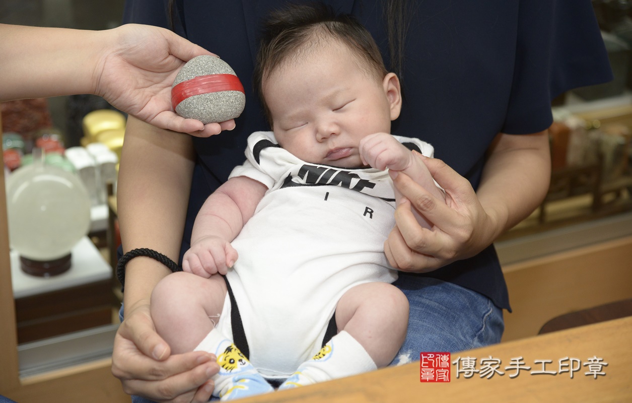 剃胎毛、滿月剃頭、嬰兒剃頭、嬰兒理髮、嬰兒剃髮、嬰兒剃胎毛、嬰兒滿月剃頭、林寶寶剃頭、剃胎毛儀式、剃胎毛吉祥話、滿月剃頭儀式、滿月剃頭吉祥話、林寶寶剃胎毛、林寶寶滿月剃頭理髮、 新北市永和區剃胎毛、新北市永和區滿月剃頭、新北市永和區嬰兒剃頭剃胎毛、新北市永和區嬰兒理髮、新北市嬰兒剃髮、 林寶寶(新北市永和區嬰兒林寶寶滿月剃頭理髮、嬰兒剃胎毛儀式吉祥話)。中國風會場，爸媽寶貝穿「日中韓」古裝禮服。專業拍照、DVD光碟、證書。★購買「臍帶章、肚臍章、胎毛筆刷印章」贈送：剃頭、收涎、抓周，三選一。2021.08.11照片10
