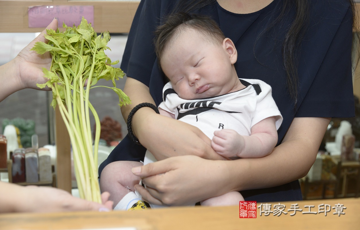 剃胎毛、滿月剃頭、嬰兒剃頭、嬰兒理髮、嬰兒剃髮、嬰兒剃胎毛、嬰兒滿月剃頭、林寶寶剃頭、剃胎毛儀式、剃胎毛吉祥話、滿月剃頭儀式、滿月剃頭吉祥話、林寶寶剃胎毛、林寶寶滿月剃頭理髮、 新北市永和區剃胎毛、新北市永和區滿月剃頭、新北市永和區嬰兒剃頭剃胎毛、新北市永和區嬰兒理髮、新北市嬰兒剃髮、 林寶寶(新北市永和區嬰兒林寶寶滿月剃頭理髮、嬰兒剃胎毛儀式吉祥話)。中國風會場，爸媽寶貝穿「日中韓」古裝禮服。專業拍照、DVD光碟、證書。★購買「臍帶章、肚臍章、胎毛筆刷印章」贈送：剃頭、收涎、抓周，三選一。2021.08.11照片21