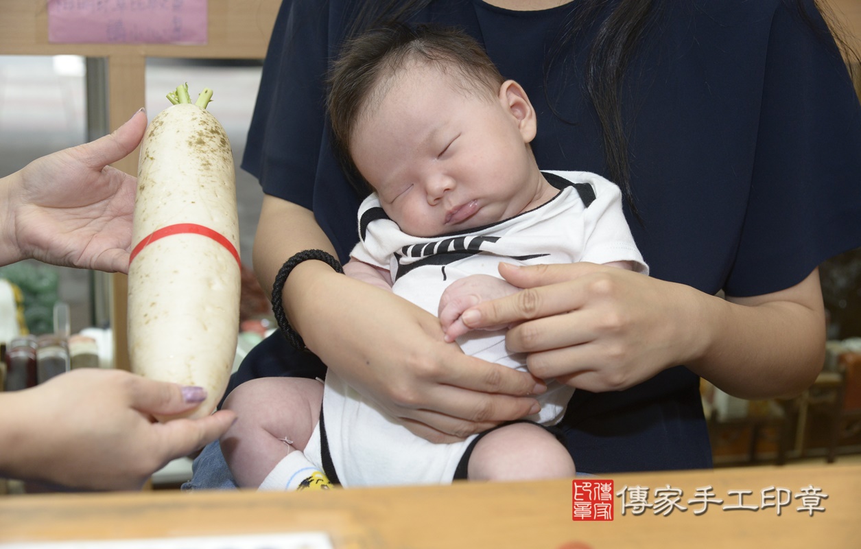 剃胎毛、滿月剃頭、嬰兒剃頭、嬰兒理髮、嬰兒剃髮、嬰兒剃胎毛、嬰兒滿月剃頭、林寶寶剃頭、剃胎毛儀式、剃胎毛吉祥話、滿月剃頭儀式、滿月剃頭吉祥話、林寶寶剃胎毛、林寶寶滿月剃頭理髮、 新北市永和區剃胎毛、新北市永和區滿月剃頭、新北市永和區嬰兒剃頭剃胎毛、新北市永和區嬰兒理髮、新北市嬰兒剃髮、 林寶寶(新北市永和區嬰兒林寶寶滿月剃頭理髮、嬰兒剃胎毛儀式吉祥話)。中國風會場，爸媽寶貝穿「日中韓」古裝禮服。專業拍照、DVD光碟、證書。★購買「臍帶章、肚臍章、胎毛筆刷印章」贈送：剃頭、收涎、抓周，三選一。2021.08.11照片25