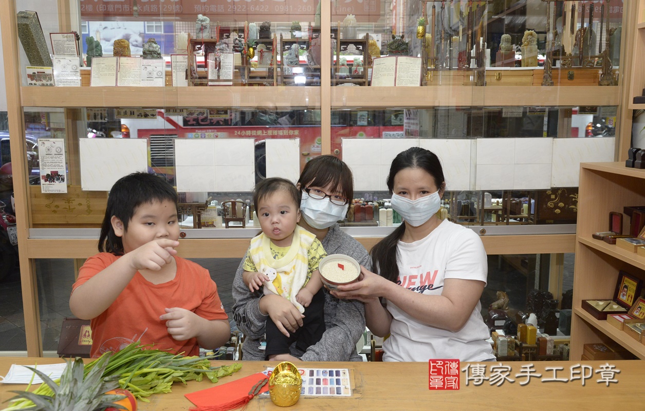 剃胎毛、滿月剃頭、嬰兒剃頭、嬰兒理髮、嬰兒剃髮、嬰兒剃胎毛、嬰兒滿月剃頭、柳寶寶剃頭、剃胎毛儀式、剃胎毛吉祥話、滿月剃頭儀式、滿月剃頭吉祥話、柳寶寶剃胎毛、柳寶寶滿月剃頭理髮、 新北市永和區剃胎毛、新北市永和區滿月剃頭、新北市永和區嬰兒剃頭剃胎毛、新北市永和區嬰兒理髮、新北市嬰兒剃髮、 柳寶寶(新北市永和區嬰兒柳寶寶滿月剃頭理髮、嬰兒剃胎毛儀式吉祥話)。中國風會場，爸媽寶貝穿「日中韓」古裝禮服。專業拍照、DVD光碟、證書。★購買「臍帶章、肚臍章、胎毛筆刷印章」贈送：剃頭、收涎、抓周，三選一。2021.08.19照片8