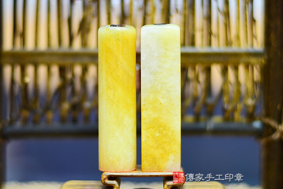 全手工噴砂印章:新疆黃玉臍帶章實際成品、印章作品分享、新疆黃玉印章材質介紹。(臍帶印章、肚臍章、肚臍印章,胎毛印章,一圓一方)傳家手工印章桃園店。2021.10.20 全手工噴砂印章:新疆黃玉臍帶章實際成品、印章作品分享、新疆黃玉印章材質介紹。(臍帶印章、肚臍章、肚臍印章,胎毛印章,一圓一方)傳家手工印章桃園店。2021.10.20