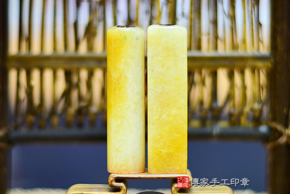 全手工噴砂印章:新疆黃玉臍帶章實際成品、印章作品分享、新疆黃玉印章材質介紹。(臍帶印章、肚臍章、肚臍印章,胎毛印章,一圓一方)傳家手工印章桃園店。2021.10.20 全手工噴砂印章:新疆黃玉臍帶章實際成品、印章作品分享、新疆黃玉印章材質介紹。(臍帶印章、肚臍章、肚臍印章,胎毛印章,一圓一方)傳家手工印章桃園店。2021.10.20