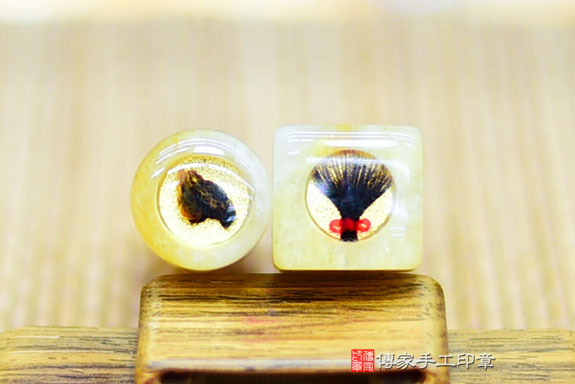 全手工噴砂印章:新疆黃玉臍帶章實際成品、印章作品分享、新疆黃玉印章材質介紹。(臍帶印章、肚臍章、肚臍印章,胎毛印章,一圓一方)傳家手工印章桃園店。2021.10.20 全手工噴砂印章:新疆黃玉臍帶章實際成品、印章作品分享、新疆黃玉印章材質介紹。(臍帶印章、肚臍章、肚臍印章,胎毛印章,一圓一方)傳家手工印章桃園店。2021.10.20