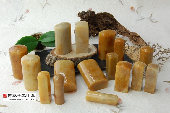 全手工噴砂印章:新疆黃玉臍帶章實際成品、印章作品分享、新疆黃玉印章材質介紹。(臍帶印章、肚臍章、肚臍印章,胎毛印章,一圓一方)傳家手工印章桃園店。2021.10.20 全手工噴砂印章:新疆黃玉臍帶章實際成品、印章作品分享、新疆黃玉印章材質介紹。(臍帶印章、肚臍章、肚臍印章,胎毛印章,一圓一方)傳家手工印章桃園店。2021.10.20