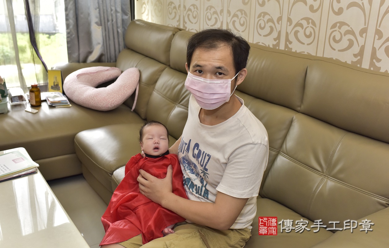 剃胎毛、滿月剃頭、嬰兒剃頭、嬰兒理髮、嬰兒剃髮、嬰兒剃胎毛、嬰兒滿月剃頭、高寶寶剃頭、剃胎毛儀式、剃胎毛吉祥話、滿月剃頭儀式、滿月剃頭吉祥話、高寶寶剃胎毛、高寶寶滿月剃頭理髮、 新北市汐止區剃胎毛、新北市汐止區滿月剃頭、新北市汐止區嬰兒剃頭剃胎毛、新北市汐止區嬰兒理髮、新北市嬰兒剃髮、 高寶寶(新北市汐止區到府嬰兒高寶寶滿月剃頭理髮、到府嬰兒剃胎毛儀式吉祥話)。到府剃頭剃胎毛主持、專業拍照、DVD光碟、證書。★購買「臍帶章、肚臍章、胎毛筆刷印章」贈送：剃頭、收涎、抓周，三選一。2020.08.30照片15