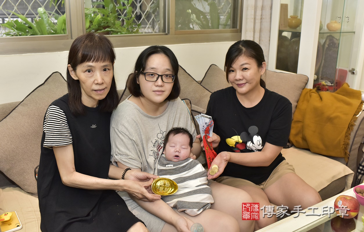 剃胎毛、滿月剃頭、嬰兒剃頭、嬰兒理髮、嬰兒剃髮、嬰兒剃胎毛、嬰兒滿月剃頭、陳寶寶剃頭、剃胎毛儀式、剃胎毛吉祥話、滿月剃頭儀式、滿月剃頭吉祥話、陳寶寶剃胎毛、陳寶寶滿月剃頭理髮、 新北市永和區剃胎毛、新北市永和區滿月剃頭、新北市永和區嬰兒剃頭剃胎毛、新北市永和區嬰兒理髮、新北市嬰兒剃髮、 陳寶寶(新北市永和區到府嬰兒陳寶寶滿月剃頭理髮、到府嬰兒剃胎毛儀式吉祥話)。到府剃頭剃胎毛主持、專業拍照、DVD光碟、證書。★購買「臍帶章、肚臍章、胎毛筆刷印章」贈送：剃頭、收涎、抓周，三選一。2020.08.30照片17