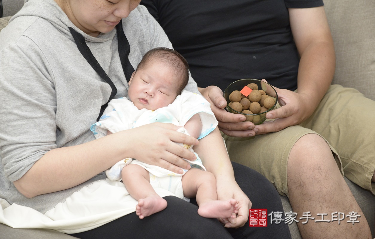 剃胎毛、滿月剃頭、嬰兒剃頭、嬰兒理髮、嬰兒剃髮、嬰兒剃胎毛、嬰兒滿月剃頭、張寶寶剃頭、剃胎毛儀式、剃胎毛吉祥話、滿月剃頭儀式、滿月剃頭吉祥話、張寶寶剃胎毛、張寶寶滿月剃頭理髮、 新北市新莊區剃胎毛、新北市新莊區滿月剃頭、新北市新莊區嬰兒剃頭剃胎毛、新北市新莊區嬰兒理髮、新北市嬰兒剃髮、 張寶寶(新北市新莊區到府嬰兒張寶寶滿月剃頭理髮、到府嬰兒剃胎毛儀式吉祥話)。到府剃頭剃胎毛主持、專業拍照、DVD光碟、證書。★購買「臍帶章、肚臍章、胎毛筆刷印章」贈送：剃頭、收涎、抓周，三選一。2021.09.01照片15