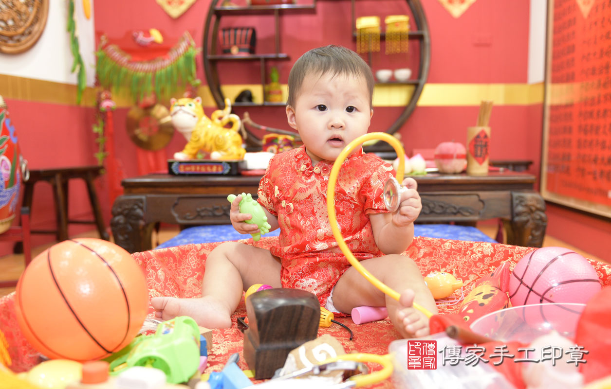 高寶寶周歲抓周活動和儀式，一切圓滿。