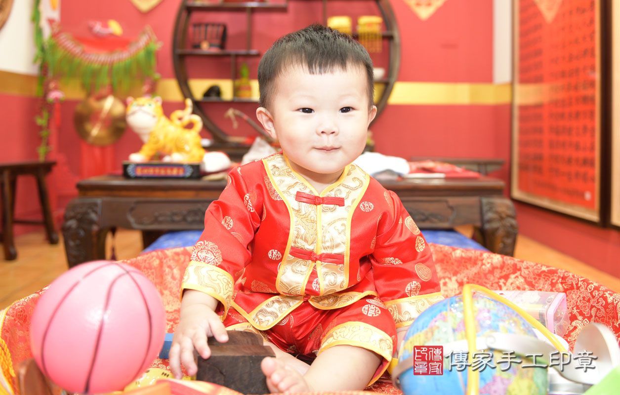 周歲抓周活動和儀式，一切圓滿。