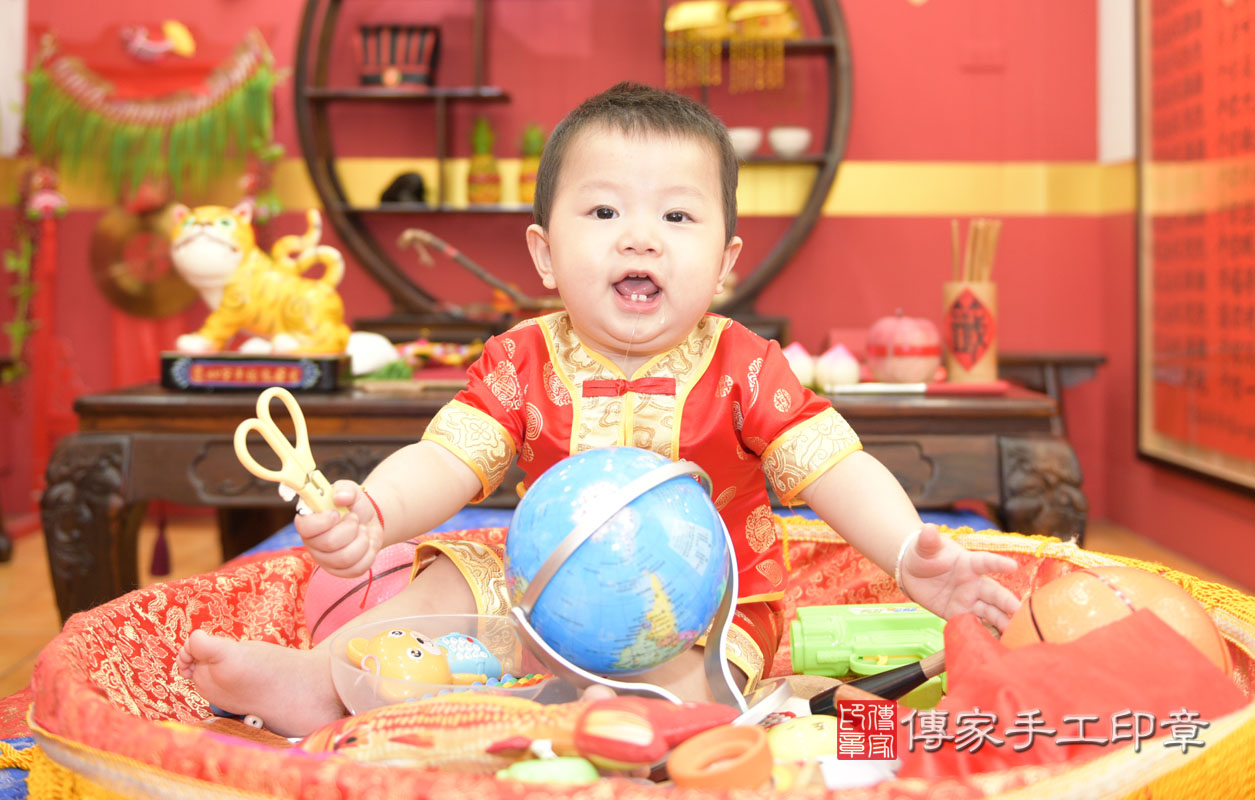 劉寶寶周歲抓周活動和儀式，一切圓滿。