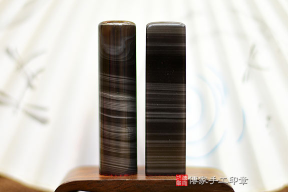 全手工噴砂印章:炫彩黑曜石臍帶章實際成品、印章作品分享、炫彩黑曜石印章材質介紹。(臍帶印章、肚臍章、肚臍印章,胎毛印章,一圓一方)傳家手工印章桃園店。2021.11.15 全手工噴砂印章:炫彩黑曜石臍帶章實際成品、印章作品分享、炫彩黑曜石印章材質介紹。(臍帶印章、肚臍章、肚臍印章,胎毛印章,一圓一方)傳家手工印章桃園店。2021.11.15