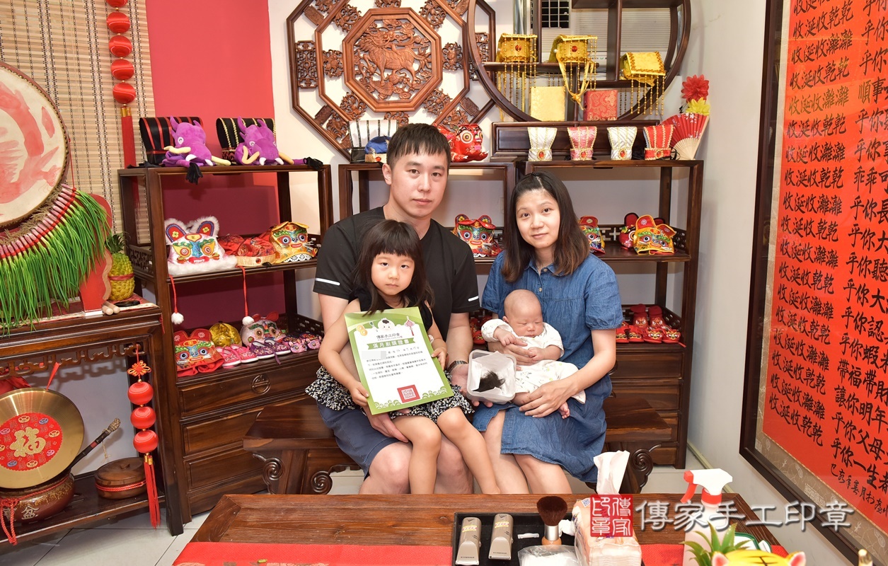 剃胎毛、滿月剃頭、嬰兒剃頭、嬰兒理髮、嬰兒剃髮、嬰兒剃胎毛、嬰兒滿月剃頭、何寶寶剃頭、剃胎毛儀式、剃胎毛吉祥話、滿月剃頭儀式、滿月剃頭吉祥話、何寶寶剃胎毛、何寶寶滿月剃頭理髮、 新竹市香山區剃胎毛、新竹市香山區滿月剃頭、新竹市香山區嬰兒剃頭剃胎毛、新竹市香山區嬰兒理髮、新竹市嬰兒剃髮、 何寶寶(新竹市香山區嬰兒何寶寶滿月剃頭理髮、嬰兒剃胎毛儀式吉祥話)。中國風會場，爸媽寶貝穿「日中韓」古裝禮服。專業拍照、DVD光碟、證書。★購買「臍帶章、肚臍章、胎毛筆刷印章」贈送：剃頭、收涎、抓周，三選一。2021.07.17照片16