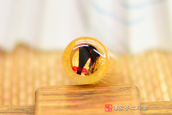 全手工噴砂印章:新疆黃玉臍帶章實際成品、印章作品分享、新疆黃玉印章材質介紹。(臍帶印章、肚臍章、肚臍印章,胎毛印章,一圓一方)傳家手工印章桃園店。2021.12.11 全手工噴砂印章:新疆黃玉臍帶章實際成品、印章作品分享、新疆黃玉印章材質介紹。(臍帶印章、肚臍章、肚臍印章,胎毛印章,一圓一方)傳家手工印章桃園店。2021.12.11