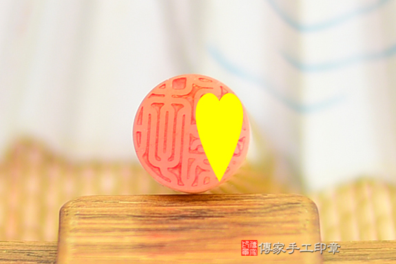 全手工噴砂印章:新疆黃玉臍帶章實際成品、印章作品分享、新疆黃玉印章材質介紹。(臍帶印章、肚臍章、肚臍印章,胎毛印章,一圓一方)傳家手工印章桃園店。2021.12.11 全手工噴砂印章:新疆黃玉臍帶章實際成品、印章作品分享、新疆黃玉印章材質介紹。(臍帶印章、肚臍章、肚臍印章,胎毛印章,一圓一方)傳家手工印章桃園店。2021.12.11