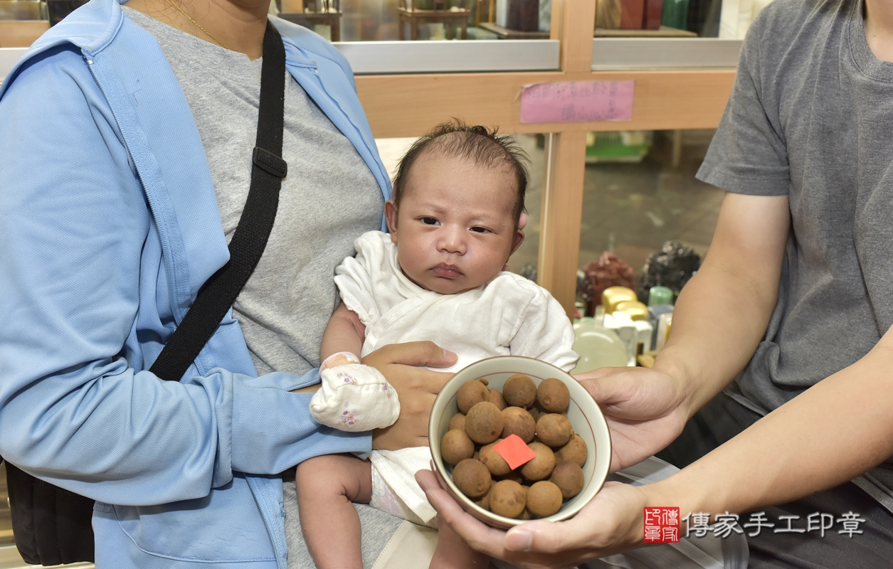 剃胎毛、滿月剃頭、嬰兒剃頭、嬰兒理髮、嬰兒剃髮、嬰兒剃胎毛、嬰兒滿月剃頭、蔡寶寶剃頭、剃胎毛儀式、剃胎毛吉祥話、滿月剃頭儀式、滿月剃頭吉祥話、蔡寶寶剃胎毛、蔡寶寶滿月剃頭理髮、 新北市永和區剃胎毛、新北市永和區滿月剃頭、新北市永和區嬰兒剃頭剃胎毛、新北市永和區嬰兒理髮、新北市嬰兒剃髮、 蔡寶寶(新北市永和區嬰兒蔡寶寶滿月剃頭理髮、嬰兒剃胎毛儀式吉祥話)。中國風會場，爸媽寶貝穿「日中韓」古裝禮服。專業拍照、DVD光碟、證書。★購買「臍帶章、肚臍章、胎毛筆刷印章」贈送：剃頭、收涎、抓周，三選一。2021.10.02照片13