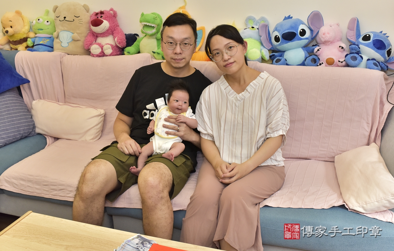 剃胎毛、滿月剃頭、嬰兒剃頭、嬰兒理髮、嬰兒剃髮、嬰兒剃胎毛、嬰兒滿月剃頭、陳寶寶剃頭、剃胎毛儀式、剃胎毛吉祥話、滿月剃頭儀式、滿月剃頭吉祥話、陳寶寶剃胎毛、陳寶寶滿月剃頭理髮、 新北市三重區剃胎毛、新北市三重區滿月剃頭、新北市三重區嬰兒剃頭剃胎毛、新北市三重區嬰兒理髮、新北市嬰兒剃髮、 陳寶寶(新北市三重區到府嬰兒陳寶寶滿月剃頭理髮、到府嬰兒剃胎毛儀式吉祥話)。到府剃頭剃胎毛主持、專業拍照、DVD光碟、證書。★購買「臍帶章、肚臍章、胎毛筆刷印章」贈送：剃頭、收涎、抓周，三選一。2021.10.03照片1