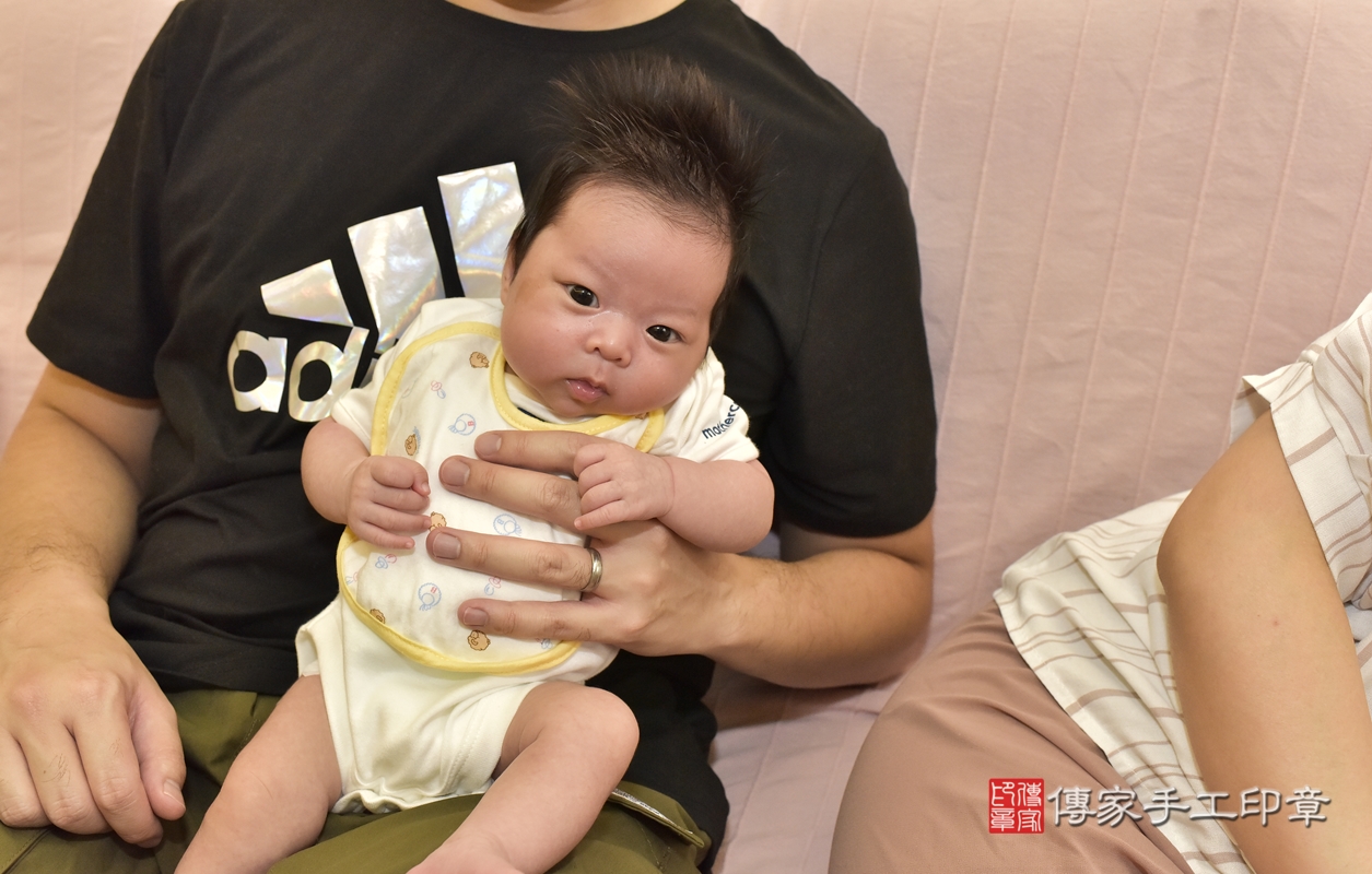 剃胎毛、滿月剃頭、嬰兒剃頭、嬰兒理髮、嬰兒剃髮、嬰兒剃胎毛、嬰兒滿月剃頭、陳寶寶剃頭、剃胎毛儀式、剃胎毛吉祥話、滿月剃頭儀式、滿月剃頭吉祥話、陳寶寶剃胎毛、陳寶寶滿月剃頭理髮、 新北市三重區剃胎毛、新北市三重區滿月剃頭、新北市三重區嬰兒剃頭剃胎毛、新北市三重區嬰兒理髮、新北市嬰兒剃髮、 陳寶寶(新北市三重區到府嬰兒陳寶寶滿月剃頭理髮、到府嬰兒剃胎毛儀式吉祥話)。到府剃頭剃胎毛主持、專業拍照、DVD光碟、證書。★購買「臍帶章、肚臍章、胎毛筆刷印章」贈送：剃頭、收涎、抓周，三選一。2021.10.03照片4