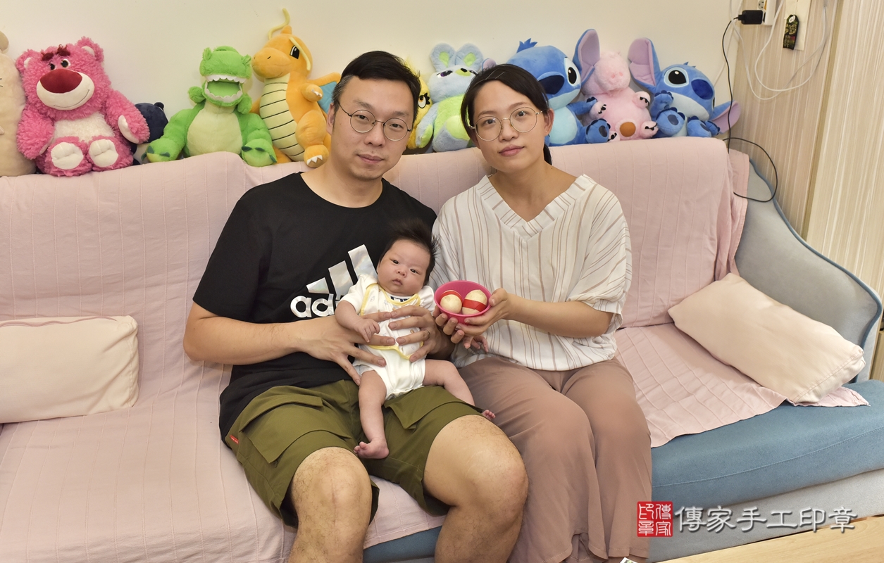 剃胎毛、滿月剃頭、嬰兒剃頭、嬰兒理髮、嬰兒剃髮、嬰兒剃胎毛、嬰兒滿月剃頭、陳寶寶剃頭、剃胎毛儀式、剃胎毛吉祥話、滿月剃頭儀式、滿月剃頭吉祥話、陳寶寶剃胎毛、陳寶寶滿月剃頭理髮、 新北市三重區剃胎毛、新北市三重區滿月剃頭、新北市三重區嬰兒剃頭剃胎毛、新北市三重區嬰兒理髮、新北市嬰兒剃髮、 陳寶寶(新北市三重區到府嬰兒陳寶寶滿月剃頭理髮、到府嬰兒剃胎毛儀式吉祥話)。到府剃頭剃胎毛主持、專業拍照、DVD光碟、證書。★購買「臍帶章、肚臍章、胎毛筆刷印章」贈送：剃頭、收涎、抓周，三選一。2021.10.03照片8