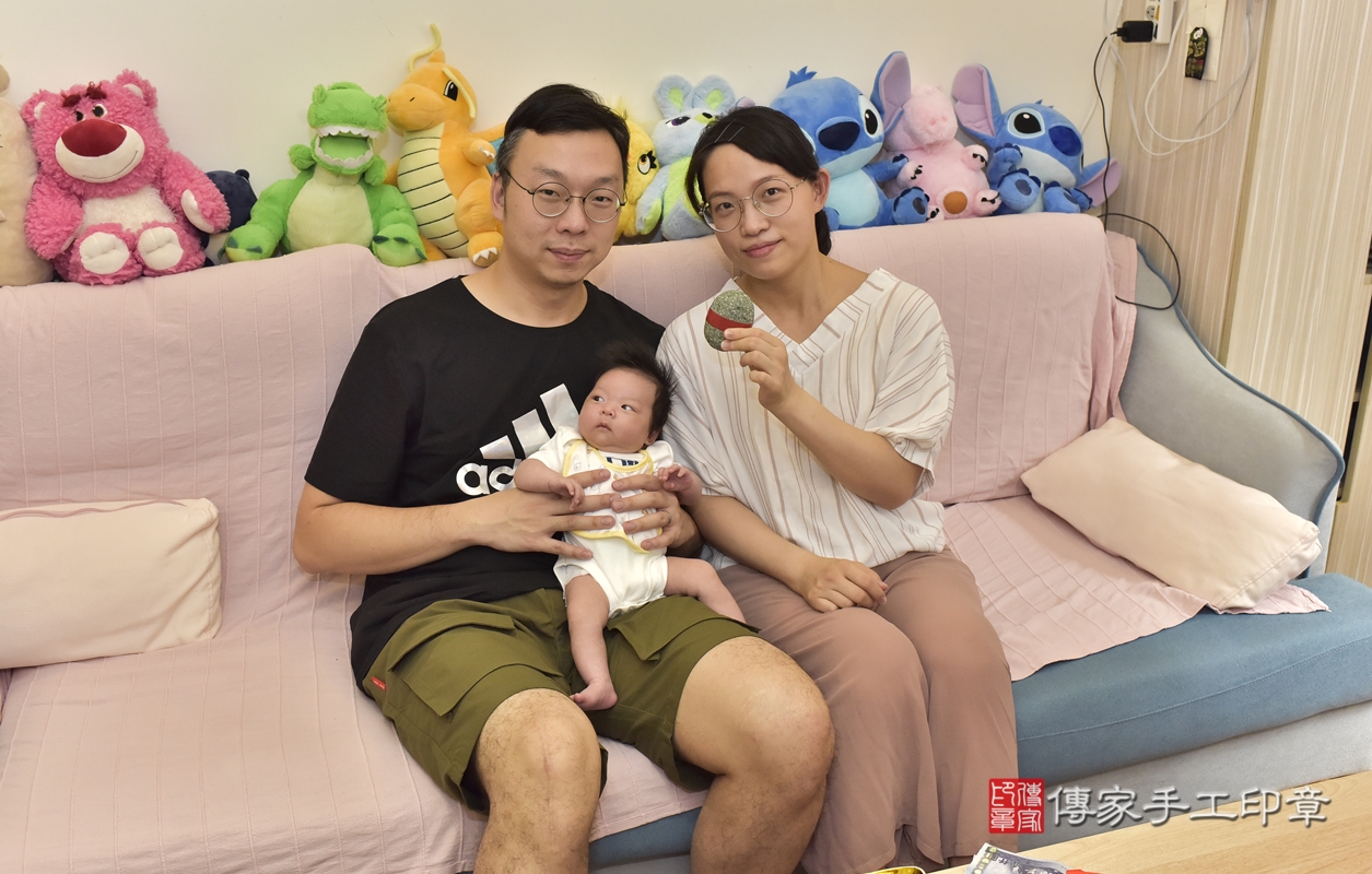 剃胎毛、滿月剃頭、嬰兒剃頭、嬰兒理髮、嬰兒剃髮、嬰兒剃胎毛、嬰兒滿月剃頭、陳寶寶剃頭、剃胎毛儀式、剃胎毛吉祥話、滿月剃頭儀式、滿月剃頭吉祥話、陳寶寶剃胎毛、陳寶寶滿月剃頭理髮、 新北市三重區剃胎毛、新北市三重區滿月剃頭、新北市三重區嬰兒剃頭剃胎毛、新北市三重區嬰兒理髮、新北市嬰兒剃髮、 陳寶寶(新北市三重區到府嬰兒陳寶寶滿月剃頭理髮、到府嬰兒剃胎毛儀式吉祥話)。到府剃頭剃胎毛主持、專業拍照、DVD光碟、證書。★購買「臍帶章、肚臍章、胎毛筆刷印章」贈送：剃頭、收涎、抓周，三選一。2021.10.03照片9