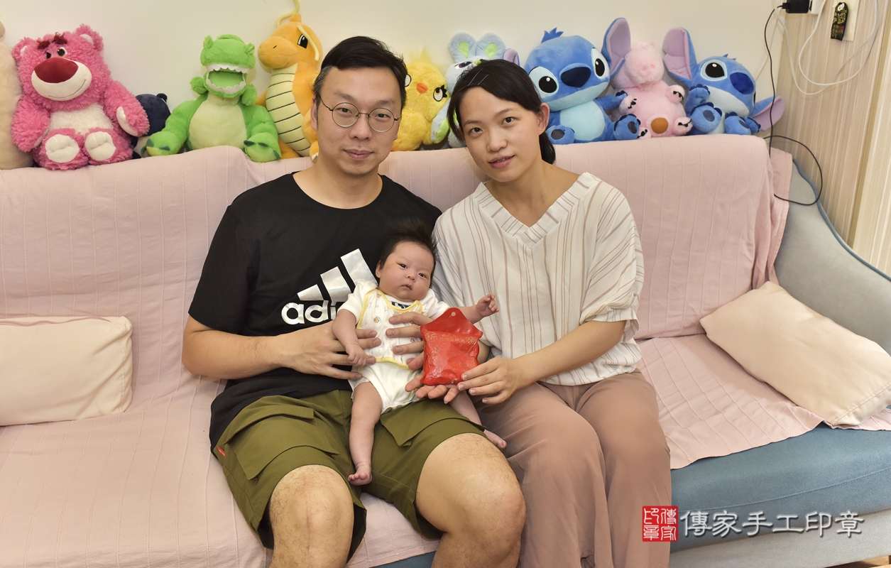 剃胎毛、滿月剃頭、嬰兒剃頭、嬰兒理髮、嬰兒剃髮、嬰兒剃胎毛、嬰兒滿月剃頭、陳寶寶剃頭、剃胎毛儀式、剃胎毛吉祥話、滿月剃頭儀式、滿月剃頭吉祥話、陳寶寶剃胎毛、陳寶寶滿月剃頭理髮、 新北市三重區剃胎毛、新北市三重區滿月剃頭、新北市三重區嬰兒剃頭剃胎毛、新北市三重區嬰兒理髮、新北市嬰兒剃髮、 陳寶寶(新北市三重區到府嬰兒陳寶寶滿月剃頭理髮、到府嬰兒剃胎毛儀式吉祥話)。到府剃頭剃胎毛主持、專業拍照、DVD光碟、證書。★購買「臍帶章、肚臍章、胎毛筆刷印章」贈送：剃頭、收涎、抓周，三選一。2021.10.03照片10