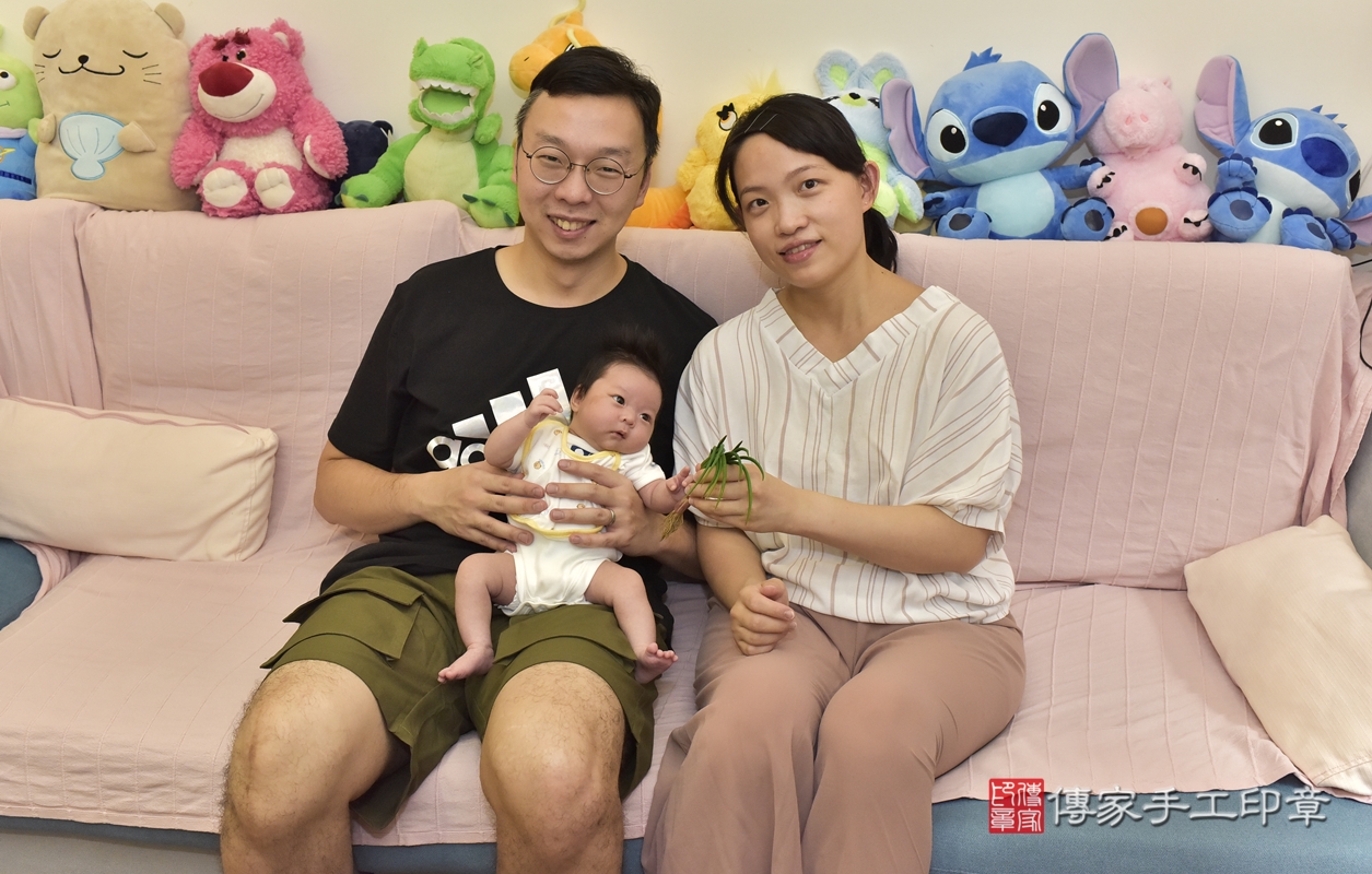 剃胎毛、滿月剃頭、嬰兒剃頭、嬰兒理髮、嬰兒剃髮、嬰兒剃胎毛、嬰兒滿月剃頭、陳寶寶剃頭、剃胎毛儀式、剃胎毛吉祥話、滿月剃頭儀式、滿月剃頭吉祥話、陳寶寶剃胎毛、陳寶寶滿月剃頭理髮、 新北市三重區剃胎毛、新北市三重區滿月剃頭、新北市三重區嬰兒剃頭剃胎毛、新北市三重區嬰兒理髮、新北市嬰兒剃髮、 陳寶寶(新北市三重區到府嬰兒陳寶寶滿月剃頭理髮、到府嬰兒剃胎毛儀式吉祥話)。到府剃頭剃胎毛主持、專業拍照、DVD光碟、證書。★購買「臍帶章、肚臍章、胎毛筆刷印章」贈送：剃頭、收涎、抓周，三選一。2021.10.03照片13