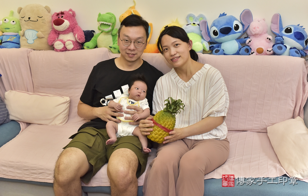剃胎毛、滿月剃頭、嬰兒剃頭、嬰兒理髮、嬰兒剃髮、嬰兒剃胎毛、嬰兒滿月剃頭、陳寶寶剃頭、剃胎毛儀式、剃胎毛吉祥話、滿月剃頭儀式、滿月剃頭吉祥話、陳寶寶剃胎毛、陳寶寶滿月剃頭理髮、 新北市三重區剃胎毛、新北市三重區滿月剃頭、新北市三重區嬰兒剃頭剃胎毛、新北市三重區嬰兒理髮、新北市嬰兒剃髮、 陳寶寶(新北市三重區到府嬰兒陳寶寶滿月剃頭理髮、到府嬰兒剃胎毛儀式吉祥話)。到府剃頭剃胎毛主持、專業拍照、DVD光碟、證書。★購買「臍帶章、肚臍章、胎毛筆刷印章」贈送：剃頭、收涎、抓周，三選一。2021.10.03照片15