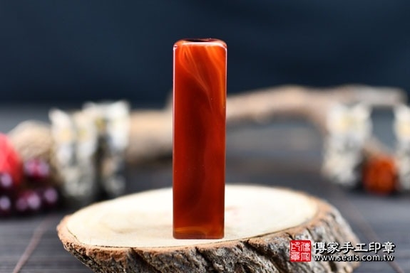 半手工噴砂印章:紅瑪瑙胎毛印章實際成品、印章作品分享、紅瑪瑙印章材質介紹。(臍帶印章、肚臍章、肚臍印章、胎毛印章,一圓一方)傳家手工印章高雄店。2022.1.18 半手工噴砂印章:紅瑪瑙胎毛印章實際成品、印章作品分享、紅瑪瑙印章材質介紹。(臍帶印章、肚臍章、肚臍印章、胎毛印章,一圓一方)傳家手工印章高雄店。2022.1.18
