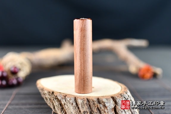 電腦刻印印章:玫瑰紅檀木臍帶章印章實際成品、印章作品分享、玫瑰紅檀木印章材質介紹。(臍帶印章、肚臍章、肚臍印章,胎毛印章,一圓一方)傳家手工印章高雄店2022.01.19 電腦刻印印章:玫瑰紅檀木臍帶章印章實際成品、印章作品分享、玫瑰紅檀木印章材質介紹。(臍帶印章、肚臍章、肚臍印章,胎毛印章,一圓一方)傳家手工印章高雄店2022.01.19