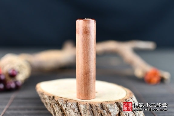 電腦刻印印章:玫瑰紅檀木臍帶章印章實際成品、印章作品分享、玫瑰紅檀木印章材質介紹。(臍帶印章、肚臍章、肚臍印章,胎毛印章,一圓一方)傳家手工印章高雄店2022.01.19 電腦刻印印章:玫瑰紅檀木臍帶章印章實際成品、印章作品分享、玫瑰紅檀木印章材質介紹。(臍帶印章、肚臍章、肚臍印章,胎毛印章,一圓一方)傳家手工印章高雄店2022.01.19
