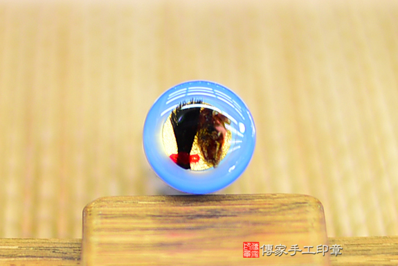 全手工噴砂印章:藍瑪瑙石臍帶章實際成品、印章作品分享、藍瑪瑙石印章材質介紹。(臍帶印章、肚臍章、肚臍印章,胎毛印章,一圓一方)傳家手工印章桃園店。2022.01.20 全手工噴砂印章:藍瑪瑙石臍帶章實際成品、印章作品分享、藍瑪瑙石印章材質介紹。(臍帶印章、肚臍章、肚臍印章,胎毛印章,一圓一方)傳家手工印章桃園店。2022.01.20