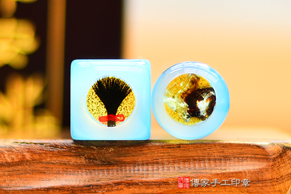 半手工噴砂印章:藍瑪瑙石臍帶章實際成品、印章作品分享、藍瑪瑙石印章材質介紹。(臍帶印章、肚臍章、肚臍印章,胎毛印章,一圓一方)傳家手工印章台北店。2022.01.20 半手工噴砂印章:藍瑪瑙石臍帶章實際成品、印章作品分享、藍瑪瑙石印章材質介紹。(臍帶印章、肚臍章、肚臍印章,胎毛印章,一圓一方)傳家手工印章台北店。2022.01.20