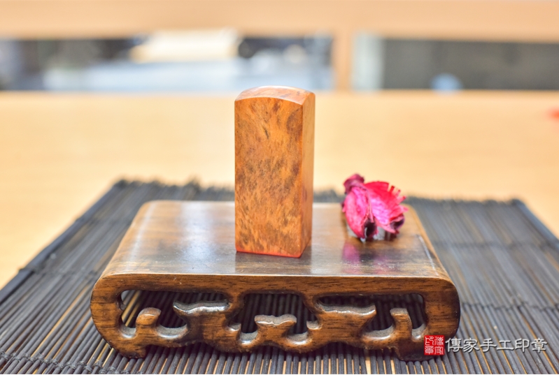 全手工篆刻印章：琥珀檀香木公司大小印章實際成品、琥珀檀香木印章材質介紹。（公司章、公司印章、負責人印章，一圓一方）傳家印章台中店。2022.1.21