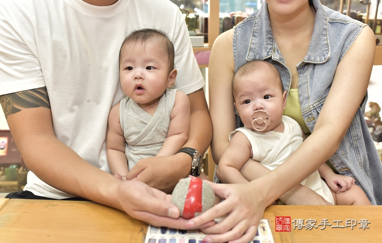 剃胎毛、滿月剃頭、嬰兒剃頭、嬰兒理髮、嬰兒剃髮、嬰兒剃胎毛、嬰兒滿月剃頭、劉寶寶(雙胞胎)剃頭、剃胎毛儀式、剃胎毛吉祥話、滿月剃頭儀式、滿月剃頭吉祥話、劉寶寶(雙胞胎)剃胎毛、劉寶寶(雙胞胎)滿月剃頭理髮、 新北市永和區剃胎毛、新北市永和區滿月剃頭、新北市永和區嬰兒剃頭剃胎毛、新北市永和區嬰兒理髮、新北市嬰兒剃髮、 劉寶寶(雙胞胎)(新北市永和區嬰兒劉寶寶(雙胞胎)滿月剃頭理髮、嬰兒剃胎毛儀式吉祥話)。中國風會場，爸媽寶貝穿「日中韓」古裝禮服。專業拍照、DVD光碟、證書。★購買「臍帶章、肚臍章、胎毛筆刷印章」贈送：剃頭、收涎、抓周，三選一。2021.10.10照片13