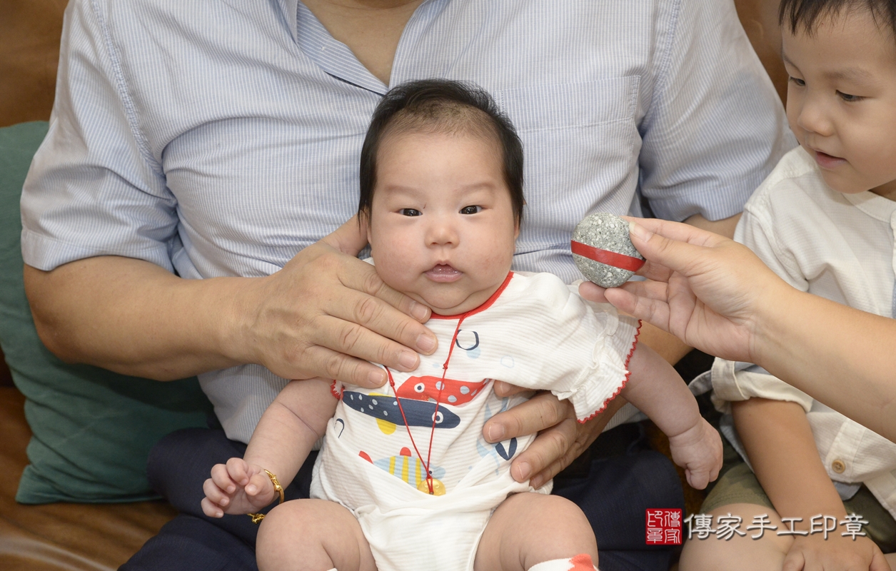 剃胎毛、滿月剃頭、嬰兒剃頭、嬰兒理髮、嬰兒剃髮、嬰兒剃胎毛、嬰兒滿月剃頭、施寶寶剃頭、剃胎毛儀式、剃胎毛吉祥話、滿月剃頭儀式、滿月剃頭吉祥話、施寶寶剃胎毛、施寶寶滿月剃頭理髮、 台北市大安區剃胎毛、台北市大安區滿月剃頭、台北市大安區嬰兒剃頭剃胎毛、台北市大安區嬰兒理髮、台北市嬰兒剃髮、 施寶寶(台北市大安區到府嬰兒施寶寶滿月剃頭理髮、到府嬰兒剃胎毛儀式吉祥話)。到府剃頭剃胎毛主持、專業拍照、DVD光碟、證書。★購買「臍帶章、肚臍章、胎毛筆刷印章」贈送：剃頭、收涎、抓周，三選一。2021.10.17照片8