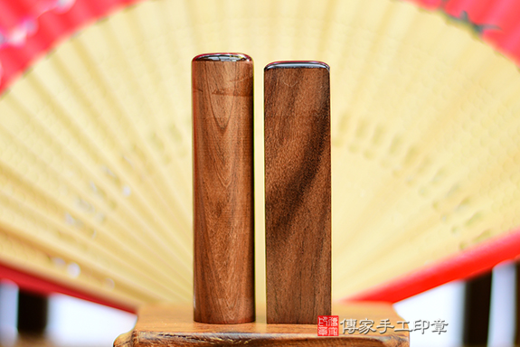 電腦刻印章:玫瑰黑檀木石臍帶章實際成品、印章作品分享、玫瑰黑檀木石印章材質介紹。(臍帶印章、肚臍章、肚臍印章,胎毛印章,一圓一方)傳家手工印章桃園店。2022.01.21 電腦刻印章:玫瑰黑檀木石臍帶章實際成品、印章作品分享、玫瑰黑檀木石印章材質介紹。(臍帶印章、肚臍章、肚臍印章,胎毛印章,一圓一方)傳家手工印章桃園店。2022.01.21