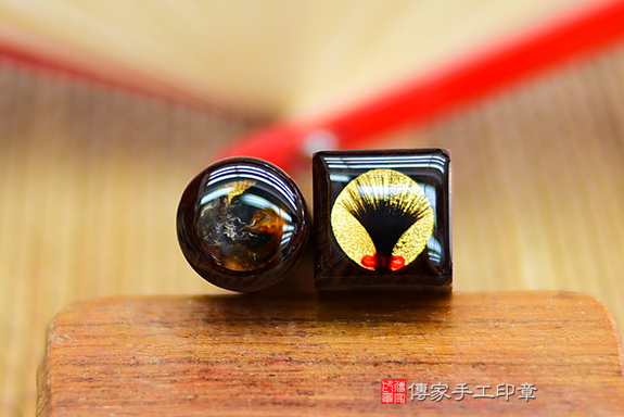 電腦刻印章:玫瑰黑檀木石臍帶章實際成品、印章作品分享、玫瑰黑檀木石印章材質介紹。(臍帶印章、肚臍章、肚臍印章,胎毛印章,一圓一方)傳家手工印章桃園店。2022.01.21 電腦刻印章:玫瑰黑檀木石臍帶章實際成品、印章作品分享、玫瑰黑檀木石印章材質介紹。(臍帶印章、肚臍章、肚臍印章,胎毛印章,一圓一方)傳家手工印章桃園店。2022.01.21
