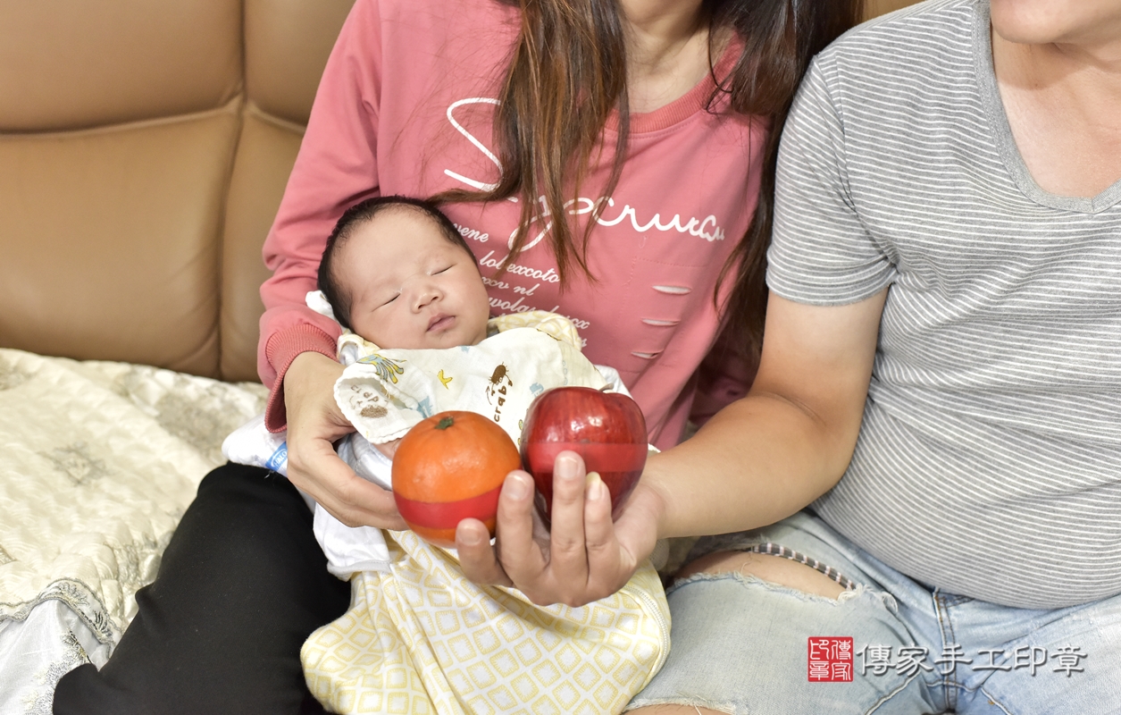 剃胎毛、滿月剃頭、嬰兒剃頭、嬰兒理髮、嬰兒剃髮、嬰兒剃胎毛、嬰兒滿月剃頭、郭寶寶剃頭、剃胎毛儀式、剃胎毛吉祥話、滿月剃頭儀式、滿月剃頭吉祥話、郭寶寶剃胎毛、郭寶寶滿月剃頭理髮、 新北市淡水區剃胎毛、新北市淡水區滿月剃頭、新北市淡水區嬰兒剃頭剃胎毛、新北市淡水區嬰兒理髮、新北市嬰兒剃髮、 郭寶寶(新北市淡水區到府嬰兒郭寶寶滿月剃頭理髮、到府嬰兒剃胎毛儀式吉祥話)。到府剃頭剃胎毛主持、專業拍照、DVD光碟、證書。★購買「臍帶章、肚臍章、胎毛筆刷印章」贈送：剃頭、收涎、抓周，三選一。2021.10.27照片15