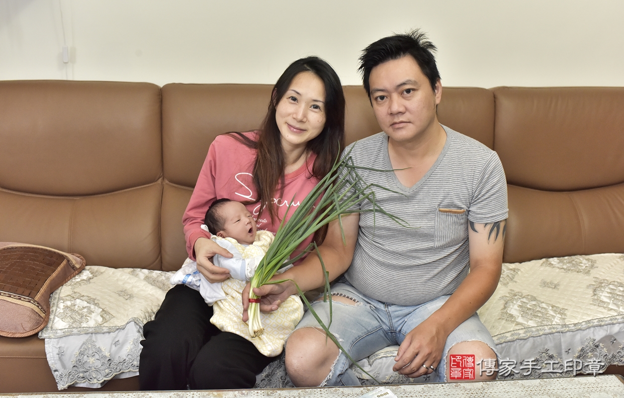 剃胎毛、滿月剃頭、嬰兒剃頭、嬰兒理髮、嬰兒剃髮、嬰兒剃胎毛、嬰兒滿月剃頭、郭寶寶剃頭、剃胎毛儀式、剃胎毛吉祥話、滿月剃頭儀式、滿月剃頭吉祥話、郭寶寶剃胎毛、郭寶寶滿月剃頭理髮、 新北市淡水區剃胎毛、新北市淡水區滿月剃頭、新北市淡水區嬰兒剃頭剃胎毛、新北市淡水區嬰兒理髮、新北市嬰兒剃髮、 郭寶寶(新北市淡水區到府嬰兒郭寶寶滿月剃頭理髮、到府嬰兒剃胎毛儀式吉祥話)。到府剃頭剃胎毛主持、專業拍照、DVD光碟、證書。★購買「臍帶章、肚臍章、胎毛筆刷印章」贈送：剃頭、收涎、抓周，三選一。2021.10.27照片20