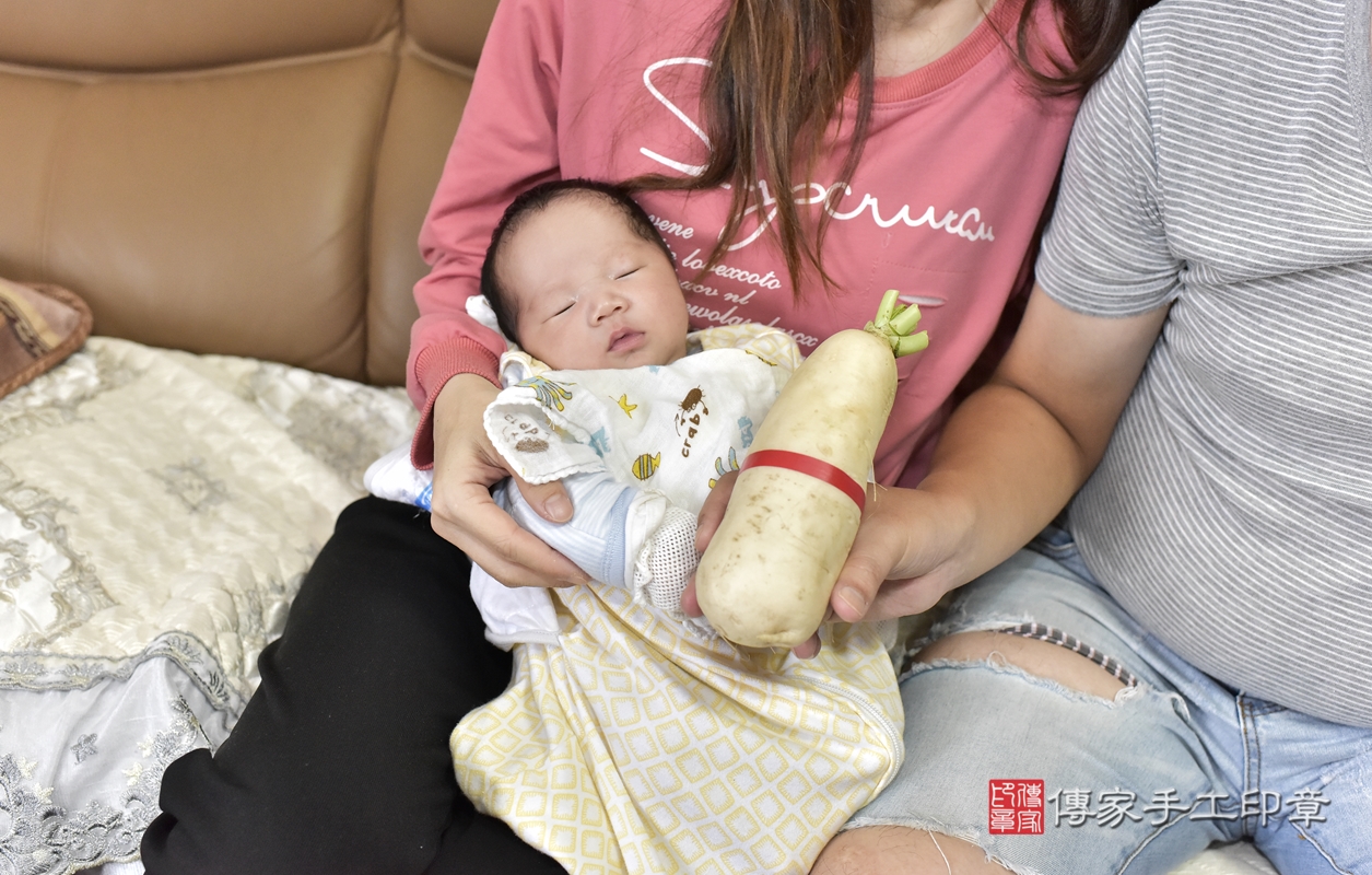 剃胎毛、滿月剃頭、嬰兒剃頭、嬰兒理髮、嬰兒剃髮、嬰兒剃胎毛、嬰兒滿月剃頭、郭寶寶剃頭、剃胎毛儀式、剃胎毛吉祥話、滿月剃頭儀式、滿月剃頭吉祥話、郭寶寶剃胎毛、郭寶寶滿月剃頭理髮、 新北市淡水區剃胎毛、新北市淡水區滿月剃頭、新北市淡水區嬰兒剃頭剃胎毛、新北市淡水區嬰兒理髮、新北市嬰兒剃髮、 郭寶寶(新北市淡水區到府嬰兒郭寶寶滿月剃頭理髮、到府嬰兒剃胎毛儀式吉祥話)。到府剃頭剃胎毛主持、專業拍照、DVD光碟、證書。★購買「臍帶章、肚臍章、胎毛筆刷印章」贈送：剃頭、收涎、抓周，三選一。2021.10.27照片23