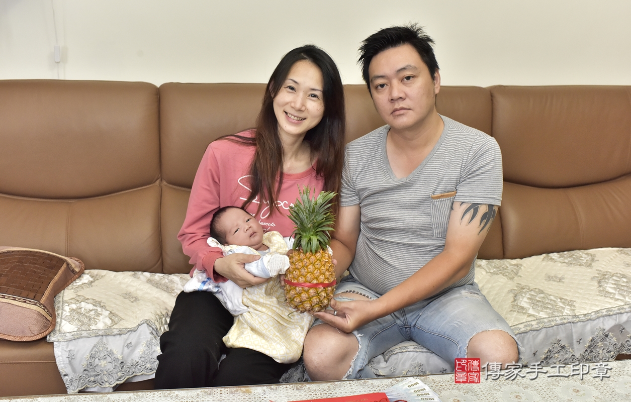 剃胎毛、滿月剃頭、嬰兒剃頭、嬰兒理髮、嬰兒剃髮、嬰兒剃胎毛、嬰兒滿月剃頭、郭寶寶剃頭、剃胎毛儀式、剃胎毛吉祥話、滿月剃頭儀式、滿月剃頭吉祥話、郭寶寶剃胎毛、郭寶寶滿月剃頭理髮、 新北市淡水區剃胎毛、新北市淡水區滿月剃頭、新北市淡水區嬰兒剃頭剃胎毛、新北市淡水區嬰兒理髮、新北市嬰兒剃髮、 郭寶寶(新北市淡水區到府嬰兒郭寶寶滿月剃頭理髮、到府嬰兒剃胎毛儀式吉祥話)。到府剃頭剃胎毛主持、專業拍照、DVD光碟、證書。★購買「臍帶章、肚臍章、胎毛筆刷印章」贈送：剃頭、收涎、抓周，三選一。2021.10.27照片24