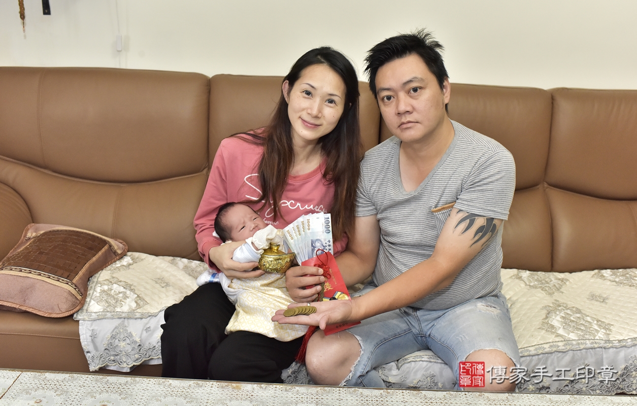 剃胎毛、滿月剃頭、嬰兒剃頭、嬰兒理髮、嬰兒剃髮、嬰兒剃胎毛、嬰兒滿月剃頭、郭寶寶剃頭、剃胎毛儀式、剃胎毛吉祥話、滿月剃頭儀式、滿月剃頭吉祥話、郭寶寶剃胎毛、郭寶寶滿月剃頭理髮、 新北市淡水區剃胎毛、新北市淡水區滿月剃頭、新北市淡水區嬰兒剃頭剃胎毛、新北市淡水區嬰兒理髮、新北市嬰兒剃髮、 郭寶寶(新北市淡水區到府嬰兒郭寶寶滿月剃頭理髮、到府嬰兒剃胎毛儀式吉祥話)。到府剃頭剃胎毛主持、專業拍照、DVD光碟、證書。★購買「臍帶章、肚臍章、胎毛筆刷印章」贈送：剃頭、收涎、抓周，三選一。2021.10.27照片26