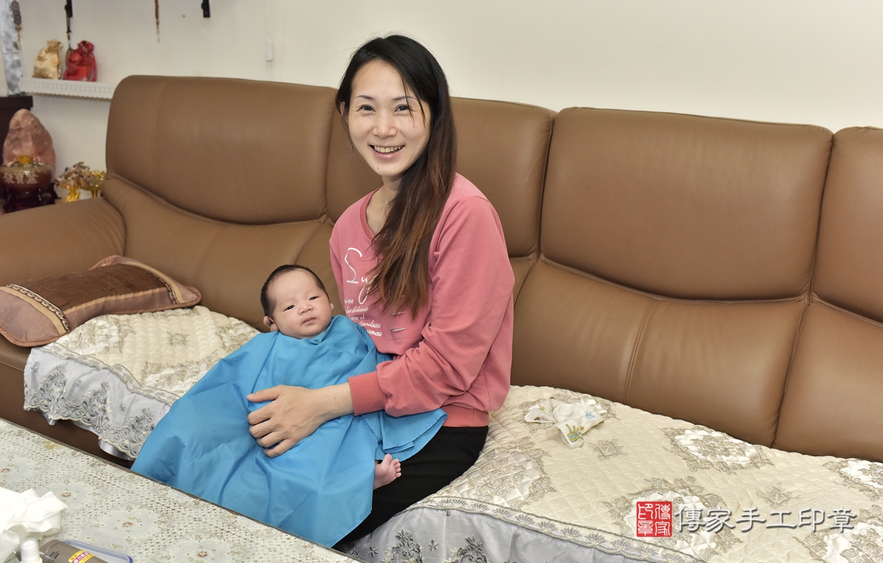 剃胎毛、滿月剃頭、嬰兒剃頭、嬰兒理髮、嬰兒剃髮、嬰兒剃胎毛、嬰兒滿月剃頭、郭寶寶剃頭、剃胎毛儀式、剃胎毛吉祥話、滿月剃頭儀式、滿月剃頭吉祥話、郭寶寶剃胎毛、郭寶寶滿月剃頭理髮、 新北市淡水區剃胎毛、新北市淡水區滿月剃頭、新北市淡水區嬰兒剃頭剃胎毛、新北市淡水區嬰兒理髮、新北市嬰兒剃髮、 郭寶寶(新北市淡水區到府嬰兒郭寶寶滿月剃頭理髮、到府嬰兒剃胎毛儀式吉祥話)。到府剃頭剃胎毛主持、專業拍照、DVD光碟、證書。★購買「臍帶章、肚臍章、胎毛筆刷印章」贈送：剃頭、收涎、抓周，三選一。2021.10.27照片28