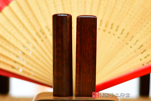 半手工篆刻印章:亞馬遜帝王蛇木石臍帶章實際成品、印章作品分享、亞馬遜帝王蛇木石印章材質介紹。(臍帶印章、肚臍章、肚臍印章,胎毛印章,一圓一方)傳家手工印章桃園店。2022.01.23 半手工篆刻印章:亞馬遜帝王蛇木石臍帶章實際成品、印章作品分享、亞馬遜帝王蛇木石印章材質介紹。(臍帶印章、肚臍章、肚臍印章,胎毛印章,一圓一方)傳家手工印章桃園店。2022.01.23