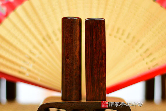 半手工篆刻印章:亞馬遜帝王蛇木石臍帶章實際成品、印章作品分享、亞馬遜帝王蛇木石印章材質介紹。(臍帶印章、肚臍章、肚臍印章,胎毛印章,一圓一方)傳家手工印章桃園店。2022.01.23 半手工篆刻印章:亞馬遜帝王蛇木石臍帶章實際成品、印章作品分享、亞馬遜帝王蛇木石印章材質介紹。(臍帶印章、肚臍章、肚臍印章,胎毛印章,一圓一方)傳家手工印章桃園店。2022.01.23