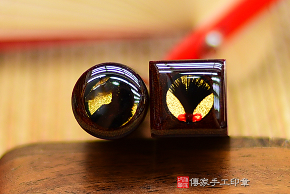 半手工篆刻印章:亞馬遜帝王蛇木石臍帶章實際成品、印章作品分享、亞馬遜帝王蛇木石印章材質介紹。(臍帶印章、肚臍章、肚臍印章,胎毛印章,一圓一方)傳家手工印章桃園店。2022.01.23 半手工篆刻印章:亞馬遜帝王蛇木石臍帶章實際成品、印章作品分享、亞馬遜帝王蛇木石印章材質介紹。(臍帶印章、肚臍章、肚臍印章,胎毛印章,一圓一方)傳家手工印章桃園店。2022.01.23